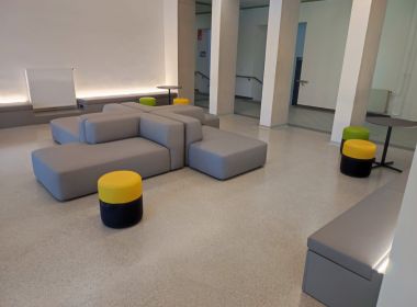 Sitzmöglichkeiten Eingangsbereich