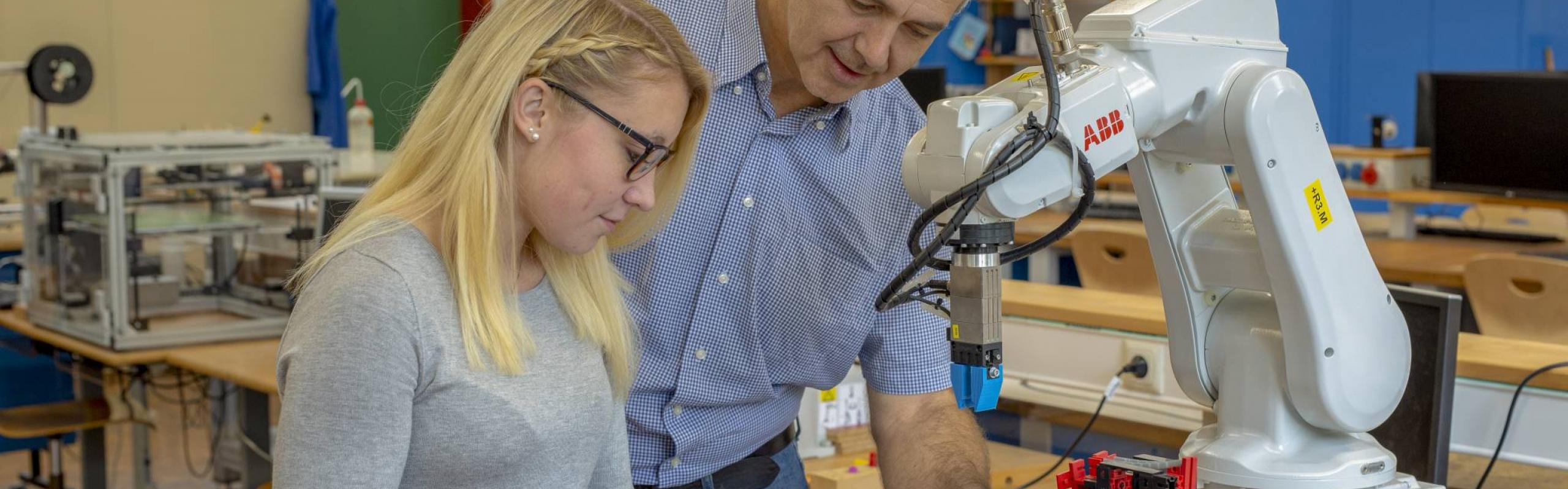 Abteilung Mechatronik - Schüler u. Lehrer im Unterricht