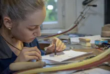 Abteilung Art and Design - Schülerin bei Aufgabe