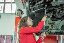 Höhere Maschinenbau - Schülerin in der KFZ-Werkstatt
