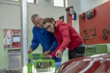 Höhere Maschinenbau - Lehrer und Schülerin in der Werkstatt